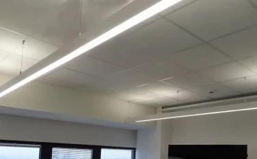 Hvernig á að auka há loft og stóra vettvangi með innfelldri lýsingu